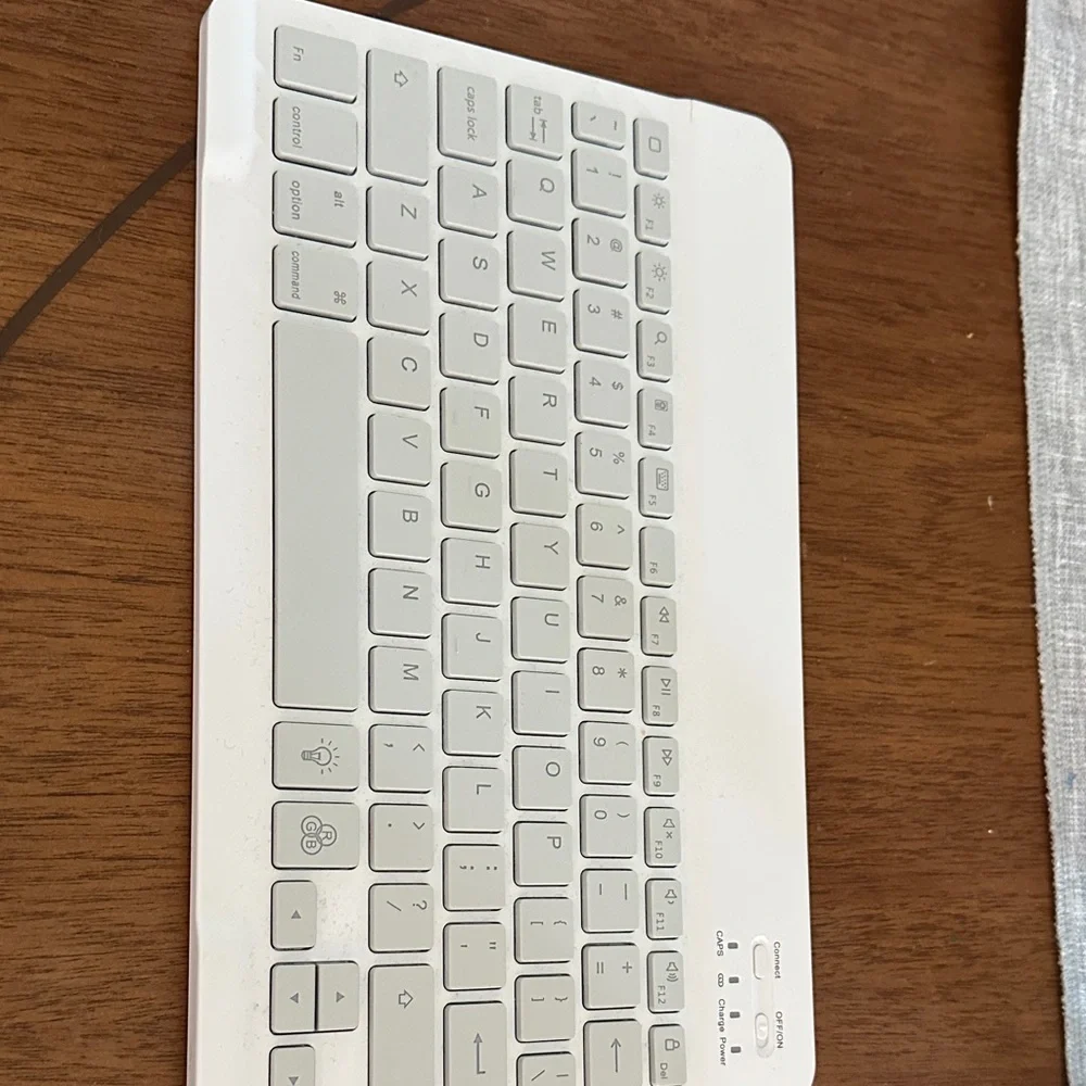 Sleek White Wireless Keyboard for iPadOS & iOS